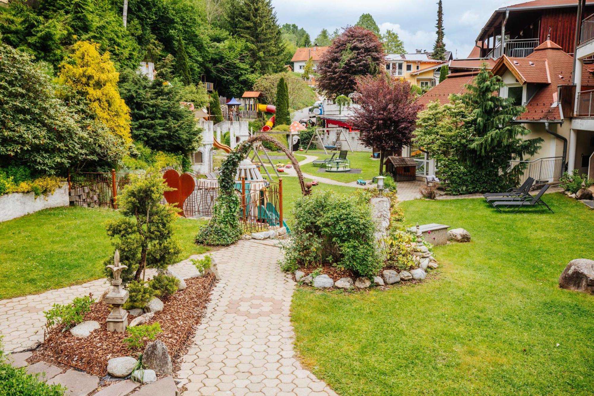 Smileys Kinderhotel Trebesing Exteriör bild